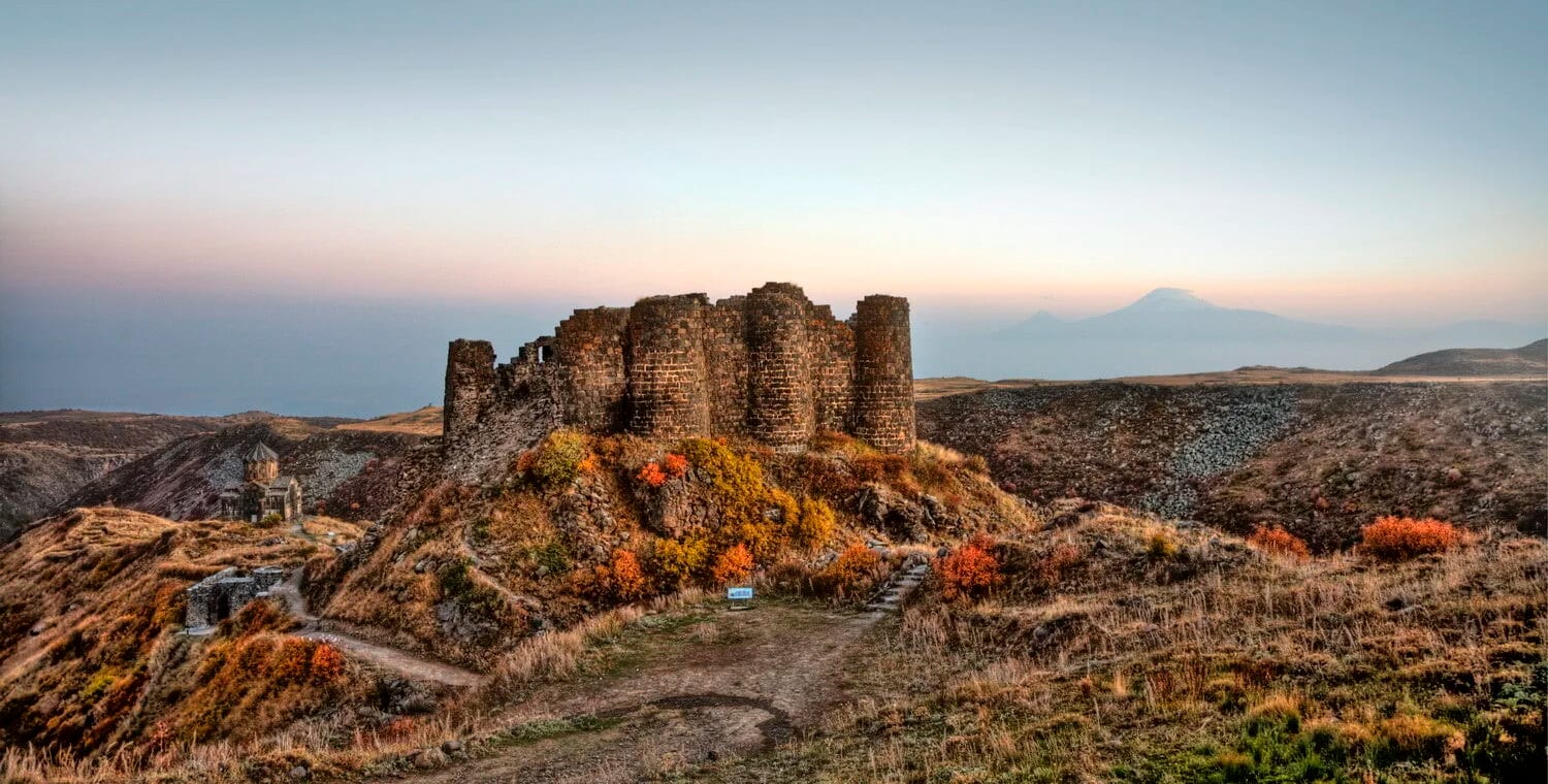 Крепость Амберд — Памятник армянскому алфавиту — Гора Арагац (озеро Кари): однодневный тур из Еревана